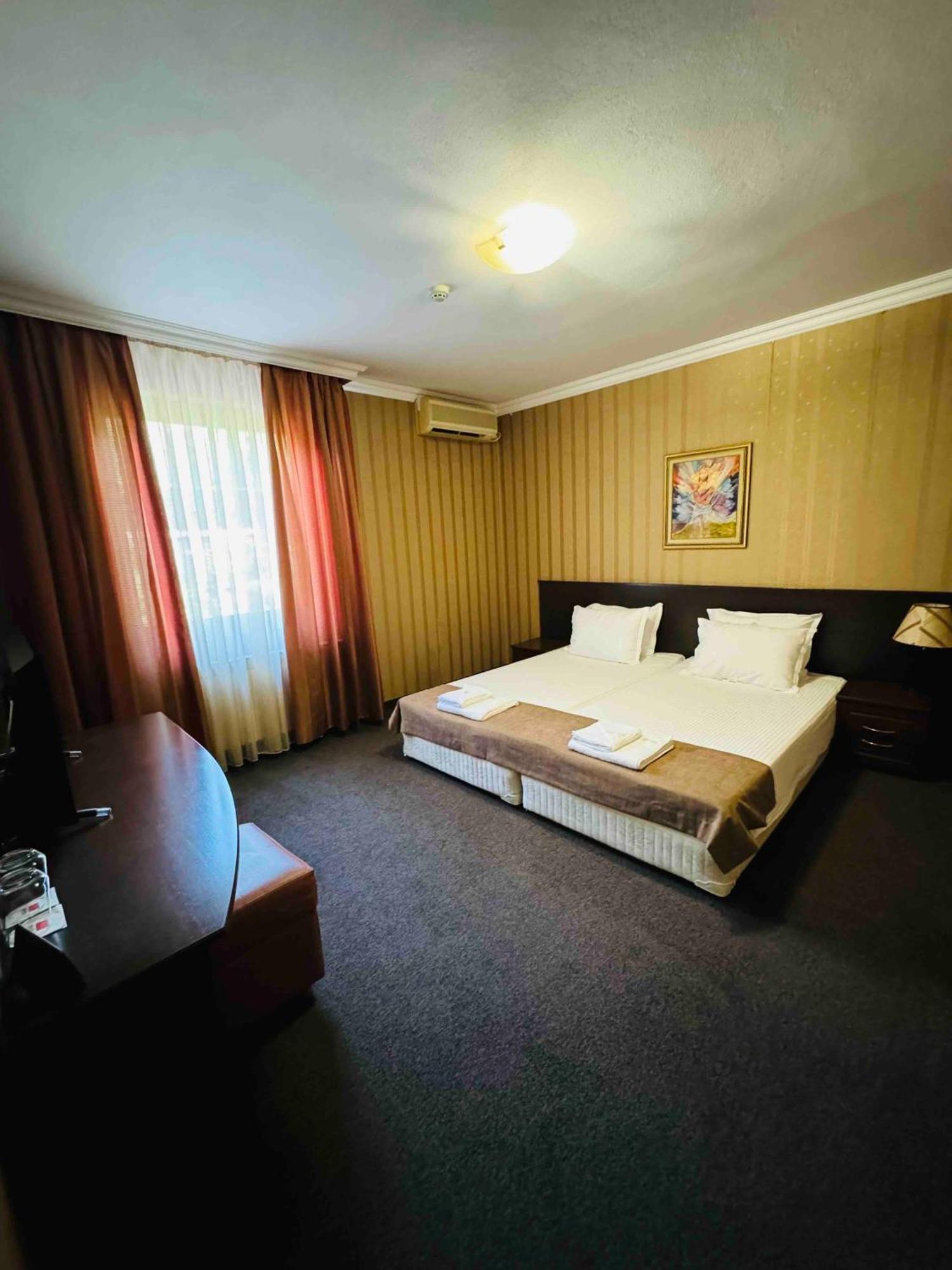 Hotel-Restaurant Almond Karlovo Exterior photo